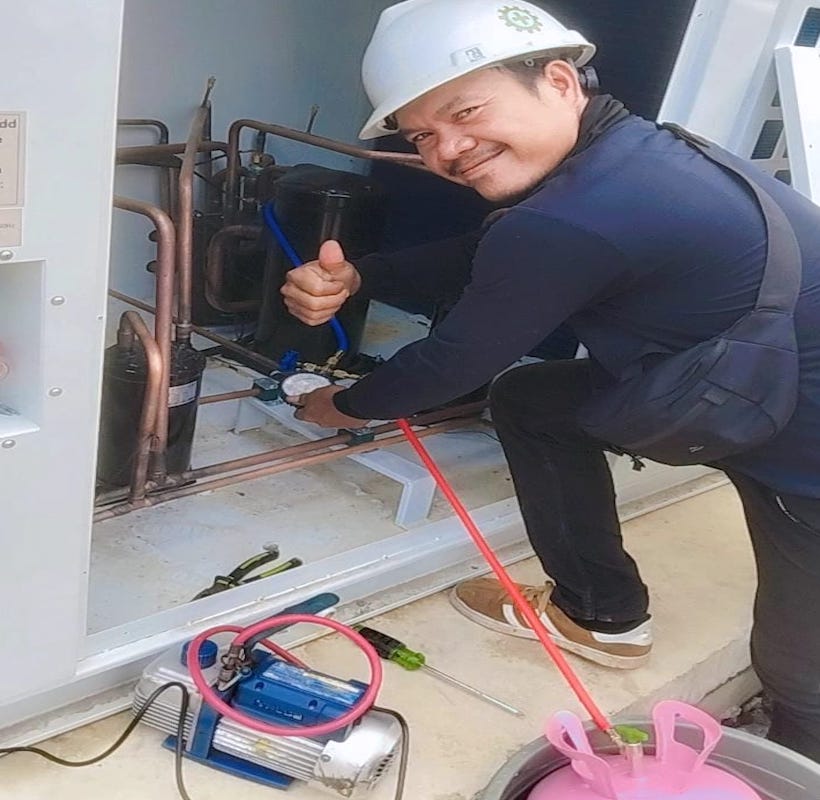 Teknisi Makmur Jaya Service memperbaiki AC di rumah pelanggan